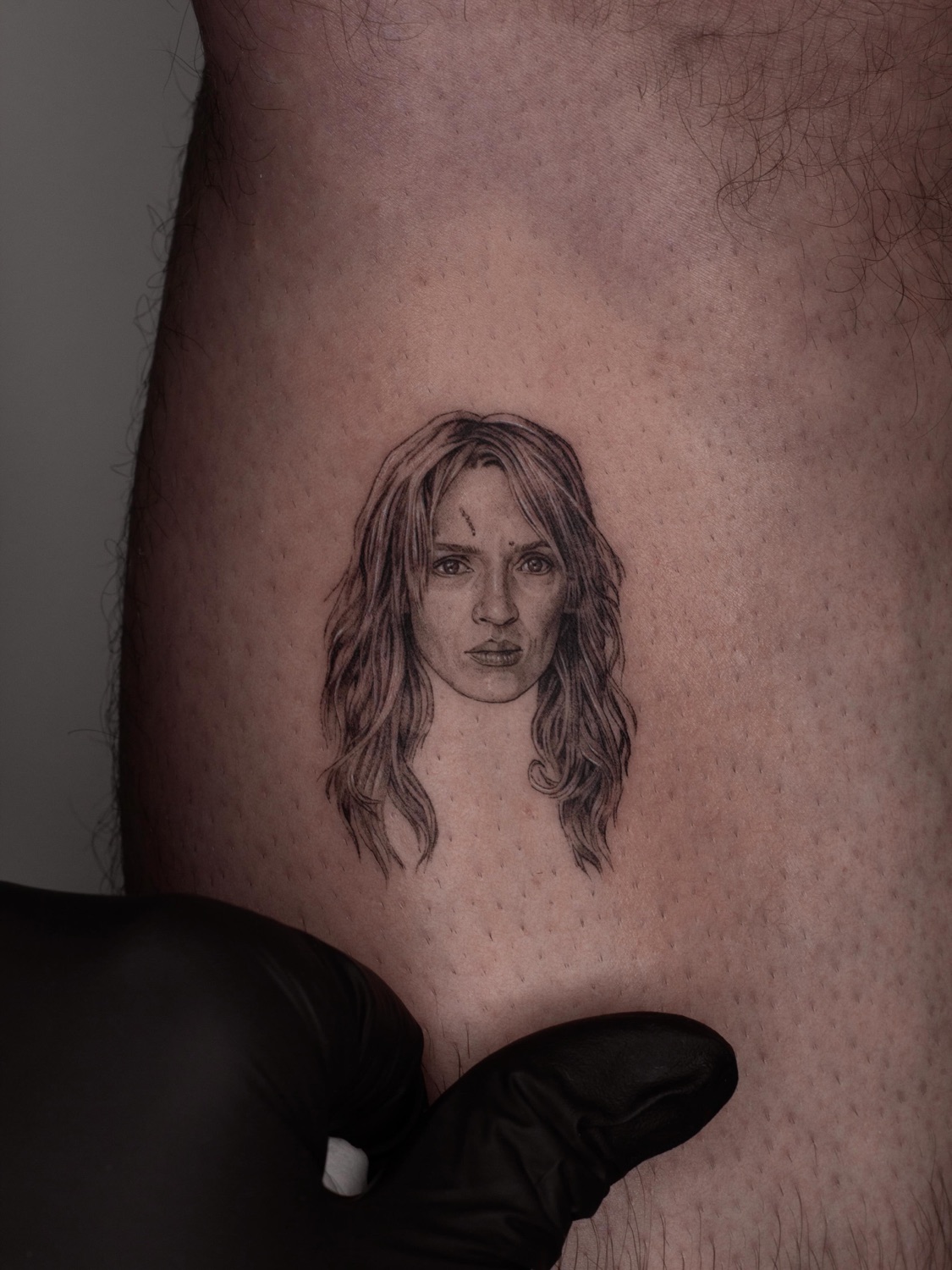 Portrait micro réaliste de femme tatoué à l'aiguille unique par Kirill Potehin