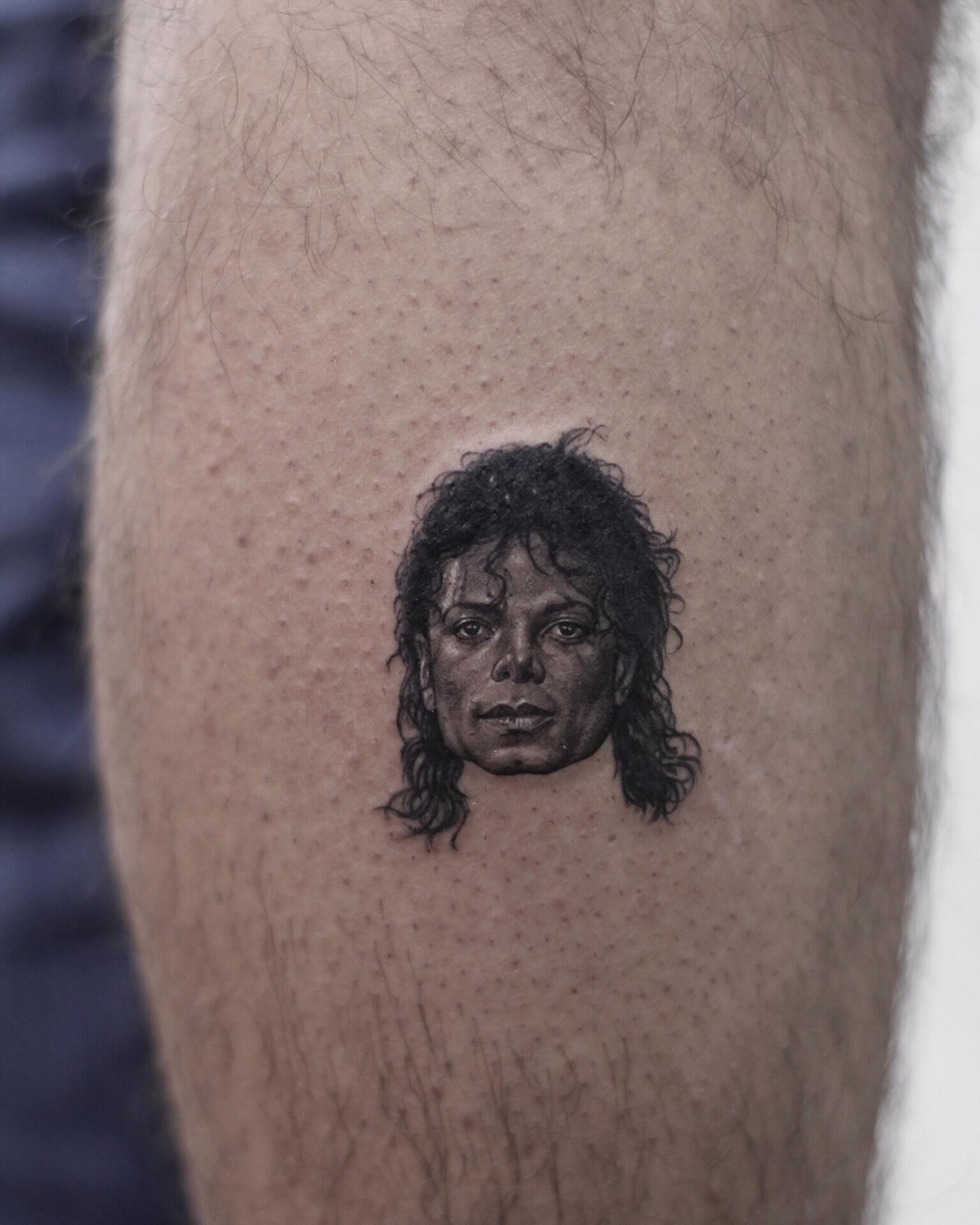Portrait réaliste tatoué en micro réalisme par Kirill Potehin
